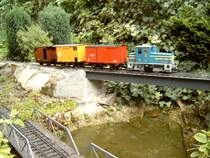 Lok 6 mit G�terzug auf der neuen Br�cke.