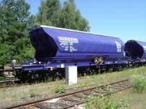 Durch solche Wagen wurden die meisten alten ersetzt. Ein Sch�ttgutwagen der NACCO vermeitet an die AKW-Kick GmbH. Der Wagen pendelt zwischen Hirschau und der SCA Laakirchen in �sterreich. Wagennummer: 33 80 0689 000-2. (18.07.2006, an diesem Tag waren diese Wagen ganz neu aus der Fabrik und das allererste Mal in Hirschau.)