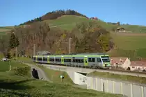 Der BLS RABe 525 017 am 18. November 2020 als Regio 6425 bei Biglen.