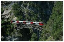 Genauso ber�hmt wie die Trisannabr�cke ist die 66 Meter lange Br�cke �ber den Schlossbachgraben der Mittenwaldbahn (auch Karwendelbahn genant). Am Foto vom 26.7.2007  ist R 5452 von Innsbruck auf dem Weg nach Scharnitz zu sehen.