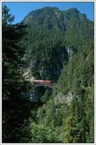 Genauso ber�hmt wie die Trisannabr�cke ist die 66 Meter lange Br�cke �ber den Schlossbachgraben der Mittenwaldbahn (auch Karwendelbahn genant). Am Foto vom 26.7.2007  ist R 5420 von Innsbruck auf dem Weg nach M�nchen zu sehen welcher von einer DB 111 geschoben wird.