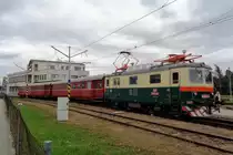 Skoda Gepäcklok E422 0003 verläst am 16 September 2017 mit deren aus historischen Material gebildeter Regionalzuglein Tabór für din Fahrt nach Bechyne. Bemerkenswert ist, dass die Züge von/nach Bechyne nicht ins Bahnhof von Tabór enden bzw. anfangen, sondern ausserhalb der Bahnhof.