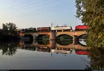 Güterzug trifft auf S-Bahn:
187 070-8 quert mit Kesselwagen die Saale in Halle-Wörmlitz Richtung Halle Rosengarten, während 143 591-6 ihr entgegenkommt.

🧰 RheinCargo GmbH & Co. KG
🚩 Bahnstrecke Halle–Hann. Münden (KBS 590)
🕓 11.9.2020 | 18:35 Uhr