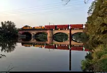 Zum Abschluss der Fotosession zeigte sich auf der Saalebrücke in Halle-Wörmlitz noch ein  Kohlependel  von Wählitz nach Buna mit 275 218-6 (Lok 218) und 275 219-4 (Lok 219 | Vossloh G 1206). Diese regelmäßig verkehrenden Züge mussten von Ende August bis Mitte Oktober 2020 wegen Gleiserneuerungen in den Buna-Werken über Angersdorf umgeleitet werden.

🧰 Mitteldeutsche Eisenbahn GmbH (MEG)
🚩 Bahnstrecke Halle–Hann. Münden (KBS 590)
🕓 11.9.2020 | 18:54 Uhr