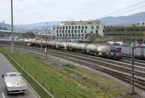 Bahnhof Delémont.
Am Freitag den 14. November 2020 brachte die Re 620 039-8  MURTEN  einen Blockzug von Basel nach Delémont für die ALCOSUISS AG (Aufnahme ID 123 30 45).
Für die tranchenweise Feinzustellung der Kesselwagen vom Bahnhof zum Industriegelände bemühte sich der Tm 232 147-9, während die Re 620 039-6 auf die Rückfahrt als Lokzug nach Basel wartete.
Foto: Walter Ruetsch  