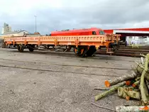 Materialwagen (40 81 9415 274-5, Heimatbf-Steyr) wurde zum Heranschaffen von frisch geschnittenen Baum-,Strauchmaterial entlang der Bahndämme im Bereich Bhf. Ried herangezogen; 200214