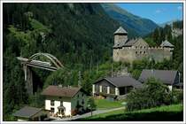 Eine der beiden ber�hmtesten Br�cken Tirols: Die Trisannabr�cke. Sie wurde 1884 gebaut, im Zuge der Elektrifizierung der Arlbergstrecke 1923 wurde sie mit einer fischbauchartigen Unterkonstruktion verst�rkt. 1964 gen�gte auch die verst�rkte Br�cke den Anforderungen des modernen Eisenverkehrs nicht mehr, und sie wurde gegen die Br�cke, die man heute noch sehen kann, ausgetauscht. Auf einem 90 Meter hohen Ger�st wurde damals die neue Br�cke komplett vormontiert und �ber Nacht in nur 11 Stunden in einem St�ck in die Position der alten Br�ckenkonstruktion eingeschoben. Die Br�cke hat eine St�tzweite von 120 Meter und eine H�he von 87 Meter.

Leider kann man vom S�dosten her einen Zug zur Zeit nur auf der Br�cke selbst fotografieren, da der Rest der Strecke vor dem Schloss Wiesberg schon zu verwachsen ist. Das Foto zeigt den ICE 562 „St. Anton am Arlberg“ von Wien nach Bregenz am 25.7.2007.  
