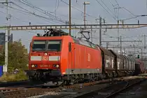 DB Lok 185 137-7 durchfährt den Bahnhof Pratteln. Die Aufnahme stammt vom 20.10.2020.