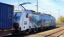 METRANS Rail s.r.o., Praha [CZ] mit  386 020-2  [NVR-Nummer: 91 54 7386 020-2 CZ-MT] und Containerzug am 16.11.20 Richtung Norden Durchfahrt Bf. Golm (Potsdam).
