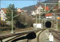 Mit der S41 das Murgtal hinunter -

Die Fortsetzung einer im Mai vorläufig beendeten Serie (Freudenstadt - Forbach) über die Murgtalbahn vom Fahrgastraum aus gesehen.

Heute setzen wir unser Fahrt in Forbach fort. Leider sind viele der Originale nicht mehr auffindbar, daher hier meist etwas kleine Aufnahmen.

Kurz hinter dem Bahnhof Forbach geht es in den ersten von sieben Tunnels auf der 1910 eröffneten Abschnitt zwischen Forbach und Weisenbach, der durch topographisch anspruchsvolle Tallandschaft führt.

Sommer 2005 (J)