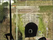 Mit der S41 das Murgtal hinunter -

Nach dem Haltespunkt Gausbach folgen dre weitere Tunnel kurz hintereinander: Der 177 Meter lange Hackentunnel der einen Bergsporn durchfährt und der 95 Meter lange Rappentunnel. Der kurz darauf folgende längere Stiehltunnel ist von hier aus noch nicht zu sehen.

2005 (J)