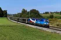 Aufgrund von Bauarbeiten im tschechischen Elbtal wurden im Sommer und Herbst diesen Jahres einige Autotransportzüge über die Donau-Achse umgeleitet. Diese Leistungen wurden von Vectrons der ČD Cargo traktioniert. Am 13. September 2020 konnte ich bei Sinngrün in der Oberpfalz die 383 009 vor leeren BLG-Autotransportwagen fotografieren. Die Lok erinnert mit ihrer äußeren Gestaltung seit zwei Jahren an das Jubiläum 100 Jahre  Československé státní dráhy - CSD .