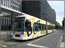 Tw 2116 der D�sseldorfer Rheinbahn, eingesetzt auf der Linie 712, steht am 08.07.2007 an der Haltestelle Kirchplatz.