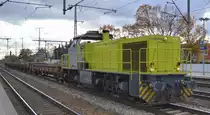 LOCON LOGISTIK & CONSULTING AG, Berlin [D] mit der ALPHA TRAINS Mak G 1206 Lok  1138  (NVR:  92 80 1275 119-8 D-LOCON ) und einigen Drehgestell-Flachwagen am 16.11.20 Bf. Golm (Potsdam).