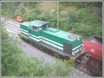 Am 21.07.2007 befand sich die im Jahre 2001 bei ADtranz mit der Fabriknummer 70120 gebaute ehemalige Schneider & Schneider-Lok mit dem Namen  Nobby  im Bauzugeinsatz bei der Erneuerung der Gleise am Flughafen Frankfurt am Main-Regionalbahnhof, hier aufgenommen von der Stra�enbr�cke kurz vor der Einfahrt in den Tunnel zum Flughafen Regionalbahnhof. Seit Oktober 2005 befindet sich die Lok mit der Betriebsnummer 293 701 im Besitz der Hessischen G�terbahn GmbH.