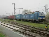 Der Chinacontainerzug mit der EGP 193 848,am 10.November 2020,im vernebelten Bergen/Rügen.