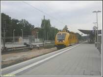 Der Oberleitungs-Instandhaltungstriebwagen 711 104 fuhr am 21.07.2007 durch den Bahnhof Frankfurt am Main-Stadion.