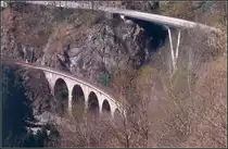 Mit der S41 das Murgtal hinunter -

Zwischendurch ein Blick von außen, da wir hier kein brauchbares Foto aus dem Zug haben. 

Blick auf das ca 180 m lange Tennetschlucht-Viadukt das kurz auf den Stiehltunnel folgt. Auch die hier aufwändig ausgebaute B 462 (Murgtalstraße) wird mit einem Viadukt über die Schlucht geführt. Brückenbaukunst verschiedener Epochen. Auch das Straßenviadukt ist sehr formschön.

2004 (M)