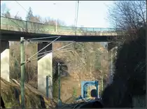Mit der S41 das Murgtal hinunter -

Nach dem Bahnhof Langenbrand wird ein weiteres Mal die Murg überquert um dann im 158 m langen Harttunnel einen Bergsporn zu unterfahren. Auf diesen Tunnel folgt dann der 215 m lange Fülltunnel, ein Tunnel im Talhang der Murg.

Die Langenbrander Bahnhofstraße überquert hier die Strecke auf einer hohen Brücke.

2005 (J)