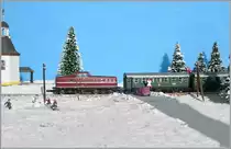 Die Märklin mini club Spur Z (Massstab 1:220) DB V 80 008 zeigt sich mit einem Nahverkehrszug auf meinem kleinen Z-Spur Winter Diorama. Bei allen Vorteilen die so ein Diorama bietet, komme ich beim Fotografieren schnell an die Grenzen, bzw. an die Anlagekante, weshalb ich das Diorama, hoffentlich unauffällig genug, mit einem Bildbearbeitungsprogramm etwas  vergrösserte . Ein Verfahren, dass ich seit einiger Zeit vermehrt bei Modellbahnbildern anwende.

22. November 2020