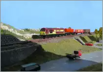 Die T Gauge (Massstab 1:450) EWS Class 67 (67001) zeigt sich mit einem Güterzug auf meinem kleinen T-Gauge Diorama. Bei allen Vorteilen die so ein Diorama bietet, kommt man beim Fotografieren schnell an die Grenzen, bzw. an die Anlagekante, weshalb ich das Diorama, hoffentlich unauffällig genug, mit einem Bildbearbeitungsprogramm etwas  vergrösserte .
Ein Verfahren, dass ich seit einiger Zeit vermehr bei Modellbahnbildern anwende. 

22. November 2020