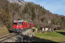 RhB Ge 4/4 II 624 mit RE Scuol-Tarasp - Disentis am 21. November 2020 zwischen Reichenau-Tamins und Trin.
