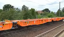 Ein nagelneuer oranger Containertragwagen vom Einsteller WASCOSA für das schwedische EVU Green Cargo siehe Aufschrift mit der Nr. 33 TEN 74 SE-WASCO 4594 111-1 Sgmmns in einem Gannzug wohl zur Überführung am 25.08.20 Bf. Dresden Strehlen.