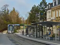 Herbstfarben in Luxemburg. Eine Stra�enbahn n�hert sich am 18.11.2020 der Haltestelle  St�replaz . In der Anzeige ist schon die Endhaltestelle f�r die R�ckfahrt „Luxexpo“ angegeben. Bis zum 13. Dezember 2020 ist hier die provisorische Endhaltestelle der Stra�enbahn, danach f�hrt sie weiter bis zum Hauptbahnhof der Stadt Luxemburg. (Hans)