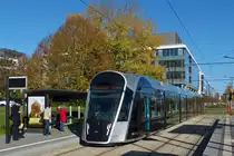 Herbstfarben in der Stadt Luxemburg. Tram 103 kommt bei der Haltestelle  Universiteit  an. 18.11.2020 (Hans)