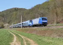 145 CL 202 fuhr mit dem beschädigten PKP Triebwagen 93 512 370 007-9 und 93 512 370 001-2 am 22.04.20 durch Kahla. 