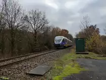 Der VT 643 327 der NordWestBahn ist hier als RB 75 von Bielefeld nach Osnabrück unterwegs. Er hat gerade den Bahnhof Hilter verlassen und fährt hier in den steilsten Streckenabschnitt zwischen Hilter und Hankenberge. VT 643 327 ist einer der letzten Triebwagen der NordWestBahn, die noch das alte Design mit dem gelben Streifen besitzen.