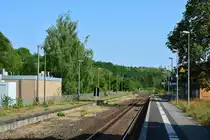 Durch Sandersleben verläuft auch die Kanonenbahn. Auch hier erahnt man nur noch die einstige Bedeutung. Auf Gleis 3 hält schon lange kein Zug mehr und links ist der alte Bahnsteig Gleis 4 erkennbar. 

Sandersleben 01.08.2018