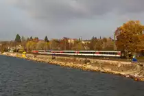 218 422-4 mit 401-1 am EuroCity EC 195 auf dem Bahndamm Lindau. 6.11.20