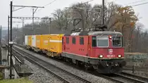 Re 420 245-3 mit dem Postzug aus der Westschweiz beim Überqueren der Reussbrücke bei Turgi am 24.11.2020.