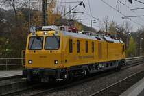 Beim Warten auf den Audizug in Neckargerach kam mir dieser Triebwagen der 702 202 vor die Linse gefahren, er ist auf dem Richtungsgleis nach Eberbach unterwegs am Vormittag des 24.11.2020