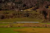223 013 als  Bodo Werbelok  und ihrem Alex Vollzug hat die letzen Ausläufer des großen Alpsees verlassen und fährt nun Ratholz und Wiedemannsdorf entgegen. 7.11.20