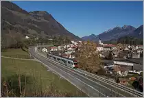Die Bahnlinie von Bulle nach Montbovon verläuft über weiter Strecken der Strasse entlang, in Montbovon sogar auf der Strasse; im Bild der TPF Be 2/4 | B | ABe 2/4 102 als S 51 auf der Fahrt von Montbovon nach Bulle bei Albeuve. 

26. Nov. 2020