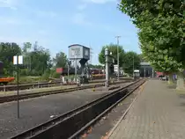 Der Museumsbahnsteig mit dem Stellwerk Dmf und dem Wasserkran, am 14.08.2020 im Eisenbahnmuseum Bochum-Dahlhausen.