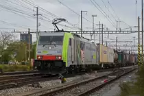 Re 486 506-9 der BLS durchfährt den Bahnhof Pratteln. Die Aufnahme stammt vom 20.10.2020.
