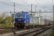 Doppeltraktion, mit den Loks 193 494-2 und 486 504-4 durchfährt den Bahnhof Pratteln. Die Aufnahme stammt vom 20.10.2020.