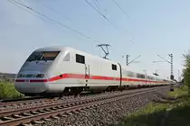 Am Nachmittag des 16.04.2020 fuhr 401 016-1  Pforzheim  als ICE 274 (Basel Bad Bf - Berlin Hbf) nördlich von Hügelheim über die KBS 702 durchs Rheintal in Richtung Freiburg (Breisgau).