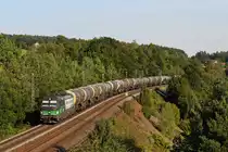 Im warmen Abendlicht des 13. September 2020 konnte dann noch der für die Rurtalbahn fahrende ELL Vectron 193 726 mit einem Ganzzug bestehend aus Chemiekesselwagen auf der Stützmauer bei Laaber fotografiert werden. 