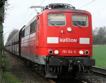 151 124-5 bef�hrt mit einem Kohlenwagenzug am Haken am Abend des 07.05.2005 den Bahn�bergang Becklem in Castrop-Rauxel.