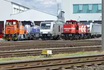 Lokansammung vor der HGK/RHC-Werkstatt in Brühl-Vochem: von li nach  re (1. Reihe)
MaK G321B; BR 285; MaK DE1002. Datum 11.07.2020