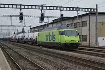 Die neuste  BLS Refit 465 015 mit einem Autozug anlässlich der Bahnhofsdurchfahrt Burgdorf am 27. November 2020.
Der normalerweise via Gotthard verkehrende Autozug wurde am heutigen Tag über die Lötschbergstrecke umgeleitet.
Foto: Walter Ruetsch