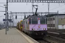 Re 420 347-7 mit Bauzug Burgdorf-Rangierbahnhof Olten in Burgdorf am 27. November 2020.
Foto: Walter Ruetsch