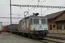 Re 420 276-8 mit dem Kehrichtzug Zuchwil-Oberburg bei Kirchberg-Alchenflüh am 27. November 2020.
Foto: Walter Ruetsch
