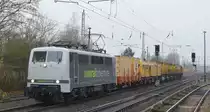 RailAdventure GmbH, München [D] mit  111 222-6  [NVR-Nummer: 91 80 6111 222-6 D-RADVE] kam heute überraschend als Überführungslok eines SPENO Schienenschleifzuges (Schienenschleifeinheit SPENO RR 32 M-2) zum Einsatz und fuhr Richtung Frankfurt/Oder, 26.11.20 Berlin-Hirschgarten.