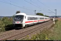 Keep smiling!
Trotz eines ungeplanten, mehrminütigen Signalhalts lässt sich dieser Tf seine Laune nicht verderben und grüßt unübersehbar in Richtung der Fotografenhorde bei Metterzimmern (Bietigheim-Bissingen), an die er langsam vorbeirollt.
Dieser Umleiter-IC besteht aus dem Steuerwagen Bpmmbdzf 286.1 (61 80 80-91 145-5 D-DB) und Schublok 101 076-8, mit Werbung für das  CEWE Fotobuch .

🧰 DB Fernverkehr
🚝 IC 2394 (Linie 62) Stuttgart Hbf–Frankfurt(Main)Hbf [Umleiter]
🚩 Bahnstrecke Bietigheim-Bissingen–Bruchsal (Westbahn (Württemberg) | KBS 770)
🕓 20.9.2020 | 14:02 Uhr