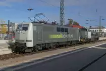 Seit ihrer Indienststellung Mitte der 1970er Jahre war die Baureihe 111 über viele Jahrzehnte auf den Strecken rund um Rosenheim zuhause. Heute ist die 111 hier die große Ausnahme. Am 8. Oktober 2020 legt die sehr gepflegte 111 222 von Railadventure auf ihrem Weg von Salzburg nach München in Rosenheim einen Halt ein. Im Schlepp hat sie eine in Deutschland und Frankreich zugelassene Diesellok des Herstellers Vossloh.